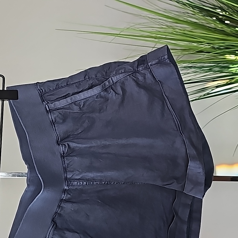 Fahery Linen Blend Cuffed Shorts in Navy - Picture 3 of 9